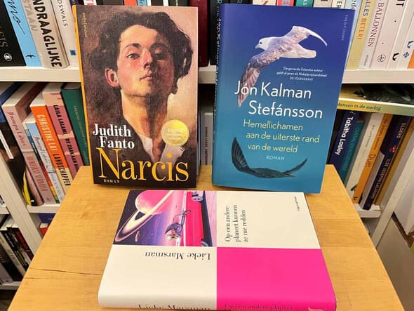 Boeken uit de top 15 van juni 2026 op een tafel voor de kasten.