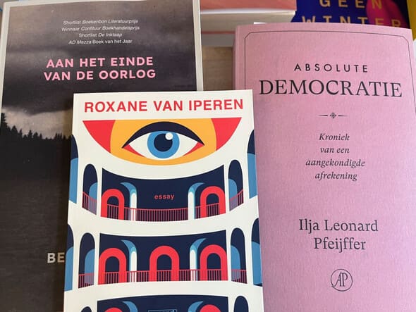 Boeken uit de top 10 van mei 2026 tegen elkaar aan.
