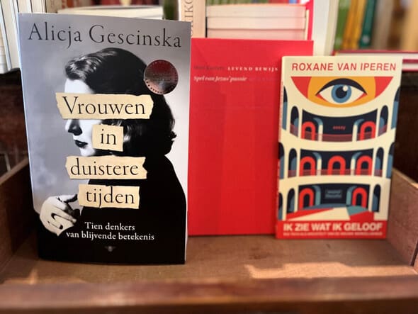 Boeken uit de top 10 van april 2026 naast elkaar.