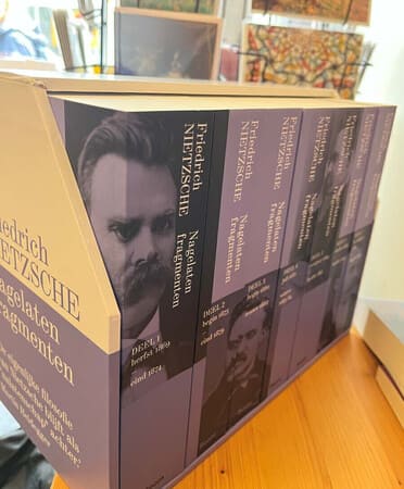 De cassette Nagelaten fragmenten van Friedrich Nietzsche, met de delen naast elkaar.