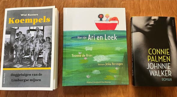 Drie boeken uit de top 10 van augustus 2026 naast elkaar op tafel.
