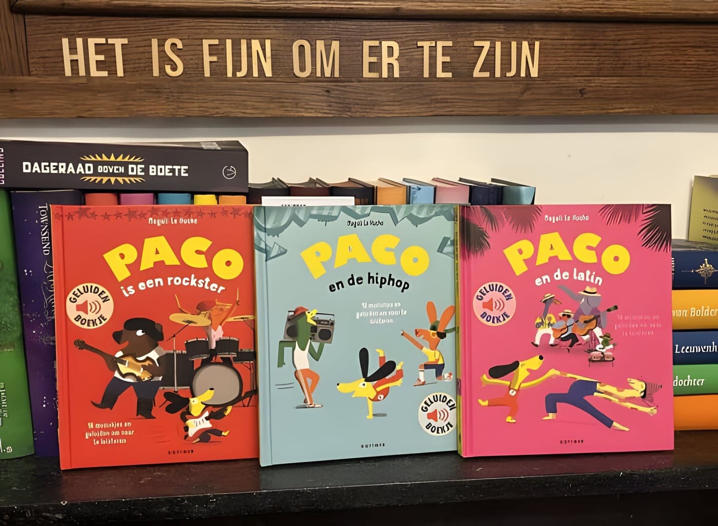 Drie Paco geluidenboekjes op een plank, met daarboven houten letters die zeggen: het is fijn om er te zijn.